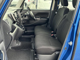 前席は左右に並んだベンチタイプで、車内にゆったりとした印象をもたらします。窓から周囲を見渡しやすく、足元にも空間が確保されているため、日々の乗り降りもスムーズに行えます。