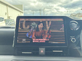 テレビ番組を画面で視聴できる装備です。停車中の待ち時間などに映像を楽しめるため、車内で過ごす時間をより充実させたい方にもおすすめの便利な機能です。