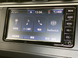 目的地検索や音源選択、電話などの項目が画面上に整理され、必要な機能を見つけやすい構成です。日々の移動をサポートする便利な装備として、車内で活用いただけます。