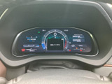 速度や車両情報などを表示するメーターが、運転席正面に集約されています。必要な情報をひと目で確認しやすく、日常の運転時にも視線を移しやすい配置です。
