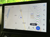 現在地周辺の道路や地名が表示され、地図を見ながら目的地までの道筋を確認できます。画面上の検索や登録メニューも使えるため、行き先の設定から日々のお出かけまで便利に活用できます。