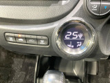【オートエアコン】一度お好みの温度に設定すれば、車内の温度を検知し風量や温度を自動で調整。暑い&hellip;寒い&hellip;と何度もスイッチ操作をする必要はありません。快適な車内空間には必須の機能ですね♪
