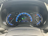 速度計を中心に、燃料や各種車両情報をひと目で確認しやすい配置です。表示が整理されており、運転に必要な情報を把握しやすく、日々の運転をサポートしてくれるメーターまわりです。
