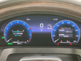 速度や走行に関する情報をメーター内にまとめて表示し、運転中に必要な情報を確認しやすい構成です。各表示の配置も見やすく、運転席から状態を把握する際に役立ちます。