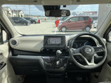 運転席から助手席まで見渡せるすっきりした室内で、前方の視界も確保しやすい配置です。計器類やモニターが正面にまとまり、乗る方それぞれが落ち着いて過ごせます。