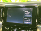 ホーム画面にはオーディオの状態や車両情報が表示され、必要な内容をひと目で確認できます。タッチ操作で各メニューへ移りやすく、日々の運転中にも情報を把握しやすい装備です。