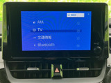 AMやテレビ、交通情報、iPhoneなどの項目が並び、使いたいメニューを選びやすい画面です。日常の移動中も、目的に合わせて情報や音声を活用できます。