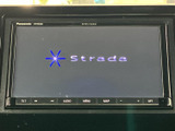 ナビゲーションの起動画面が表示される、画面付きのナビ・オーディオを装備。タッチパネルと前面のボタンが備わり、各機能へアクセスしやすいレイアウトです。