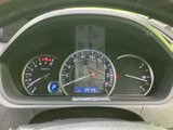 速度やエンジン回転数、燃料残量などをまとめて確認でき、運転中に必要な情報を把握しやすい配置です。表示が整理されており、視線を大きく動かさずに確認しやすいメーター廻りです。