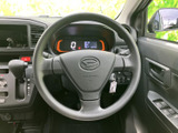 手元に各種スイッチをまとめたステアリングで、運転中も視線移動を抑えながら必要な操作に移りやすい配置です。メーター表示も確認しやすく、日々の移動を支えます。