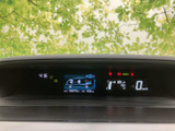 速度やシフト位置、燃料残量など、運転に必要な情報がまとまって表示されます。視線を大きく動かさず確認しやすく、毎日の運転をサポートする見やすい配置です。