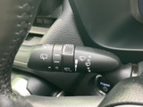 表示がまとまったレバーで、運転席から各操作の位置を把握しやすい構成です。視線を大きく外さず扱いやすく、天候の変化に応じた運転をサポートします。