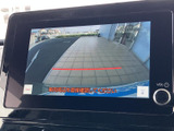 後方の様子を画面で確認でき、駐車時に車両周辺を把握する際に役立ちます。ガイド線も表示されるため、周囲を直接確認しながら駐車操作を行える便利な装備です。