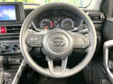 インテリアに合わせたデザインのステアリングは、運転される方のことも考え、運転しやすい形状、大きさです。是非一度、実際に触ってお確かめください。
