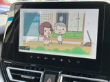テレビ映像を画面で楽しめる装備を備えています。停車中の休憩時間などに映像を視聴でき、画面表示も見やすく、待ち時間を過ごす際にも活用いただけます。