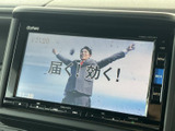 テレビ番組を画面で視聴できる装備です。停車中の待ち時間などに映像を楽しめ、画面上では番組の映像が表示されています。操作画面も車内から確認しやすい位置にあります。