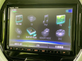 ラジオやディスク、USBなど、画面に表示された複数の音源から選べるオーディオメニューです。使いたい項目を見つけやすく、気分や同乗者に合わせて車内の音楽を選ぶ際に便利です。