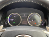 速度計や各種表示がまとまり、運転に必要な情報を視線の先で確認しやすい配置です。中央のディスプレイにも表示があり、走行中の状況把握をサポート。見やすさに配慮されたメーター廻りです。