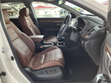 前席はゆったりとしたシートと見通しのよい運転席まわりで、乗り降り後も落ち着いて過ごせる空間。ブラウン系のシートが車内に温かみを添えています。