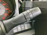 レバーには各種表示があり、必要な操作を確認しやすい配置です。運転席から手の届く位置にまとまり、周囲への合図や灯火類の操作を日常の運転でスムーズに行う際に便利です。