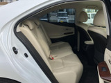 後席には左右の座席と中央席が並び、同乗者それぞれが座れるレイアウトです。明るい内装色が車内をやわらかな雰囲気にまとめ、前席との間にもゆとりを感じられる空間となっています。