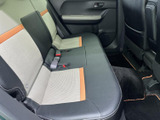 後席は左右に座席を備え、明るい色を取り入れたシートが車内を親しみやすく演出します。足元にもゆとりが感じられ、ご家族や同乗者との移動に便利です。