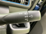 レバーには各種表示が記され、使用する機能を確認しやすい仕様です。運転席から手の届く位置にあり、周囲への合図や灯火類の操作を日常の運転で行えます。
