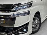 【LEDヘッドライト】悪天候や夜間走行時も良好な視界を確保し安心して運転できる高輝度LEDヘッドライトを装備!点灯速度が早く、消費電力も抑えられています。