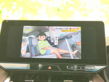 テレビ番組を画面で視聴できる装備です。停車中の待ち時間にも映像を楽しめるため、休憩時などの過ごし方に便利。画面操作で視聴内容を確認できます。
