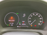 速度や燃料残量など、運転に必要な情報をひと目で確認しやすい表示です。警告表示もまとまっており、走り出す前の車両状況の確認にも役立ちます。