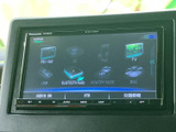 ラジオやUSB、Bluetooth Audioなどの選択項目が表示され、聴きたい音源に合わせて使い分けられます。画面上で項目を確認しやすく、日常の移動時間に活躍します。