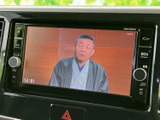 停車中にテレビ番組を視聴でき、休憩時間を過ごす際にも便利です。画面いっぱいに映像が表示され、車内で情報や番組を楽しめる装備です。