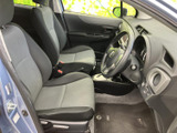 前席は視界が広く、運転席と助手席それぞれにゆとりを感じる配置です。落ち着いた色合いのシートで、乗り込んだ際も過度な装飾がなく、すっきり過ごせます。