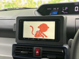 停車中にテレビや映像を楽しめる画面を備えています。待ち時間などに車内で過ごす際にも便利で、タッチ式の画面から操作しやすい配置です。ご利用時は安全のため、必ず停車してください。