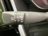 ステアリングには各種スイッチがまとまり、手元で車両の機能を操作できます。前方から視線を大きく外さずに使いやすく、日々の運転をサポートします。