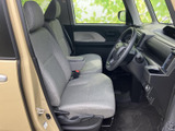 前席はゆとりを感じる座面と背もたれで、運転席からの見通しも良好。明るい色のシートが室内をすっきり見せ、乗り降りの際も落ち着いて過ごせます。