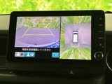 後方の映像に加えて周囲の様子も画面で確認でき、駐車時の安全確認をサポートします。ガイド表示を目安に車両の位置を把握しやすく、狭い場所での駐車にも役立つ装備です。