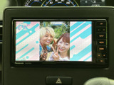 テレビ番組を画面で視聴でき、停車中の休憩時間などにお楽しみいただけます。画面表示が見やすく、車内で待ち時間を過ごす際にも活用しやすい装備です。