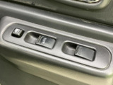 ドア内側にパワーウインドウのスイッチがまとまり、AUTO表示のあるスイッチも確認できます。乗り降りの際や窓を開閉したいときに手が届きやすい配置です。