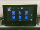 ホーム画面にはナビや電話、カメラなどの項目がアイコンで並び、使いたい機能を見つけやすい構成です。表示内容を確認しながら必要な項目を選べます。