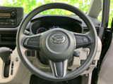 握りやすい形状のステアリングが運転席に配され、メーター類を見渡しやすい配置です。前方を確認しながら運転姿勢を整えやすく、日々の移動も落ち着いてお楽しみいただけます。