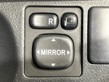 【電動格納ミラー】サイドミラーは電動格納式となっており、狭い駐車場でもキズがつくリスクを抑えられます。