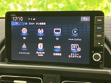 FM・AMやテレビ、スマートフォン連携など、音楽や情報を楽しむための選択肢が並びます。画面上に各メニューが整理されており、使いたい音源を選びやすい構成です。