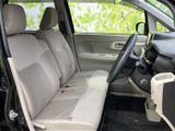 明るい色合いのシートと大きな窓で、運転席まわりは開放感のある空間です。座面や背もたれには柄の切り替えがあり、足元も見渡しやすく、日々の移動を快適に支えます。