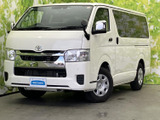 端正なフロントまわりと伸びやかな車体が調和し、白いボディの清潔感も伝わります。大きな窓と見やすい灯火の配置で、夜間の存在感にも期待できます。