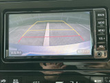 後方の映像とガイド線をモニターで確認でき、駐車時の周囲確認をサポートします。車庫入れや狭い場所での取り回しに役立ち、画面を見ながら落ち着いて後退操作を行えます。