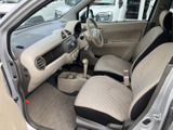 運転席と助手席を明るい内装色でまとめ、車内全体にやわらかな印象を与えています。前方の視界が広がり、座面や足元にもゆとりがあり、毎日の移動にも使いやすい空間です。