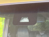 【スマートアシスト】走行中に前方の車両等を認識し、衝突しそうな時は警報とブレーキで衝突回避と被害軽減をアシスト。より安全にドライブをお楽しみいただけます。