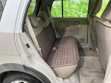 チェック柄のシートが車内のアクセントになり、後席にも頭部を支えるヘッドレストを備えています。窓から外を眺めやすく、同乗者もくつろげます。
