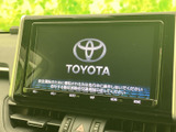 大きく見やすい画面を備え、ナビやオーディオの各メニューをまとめて確認できます。画面下にも操作ボタンが配置され、目的の機能へアクセスしやすい構成です。